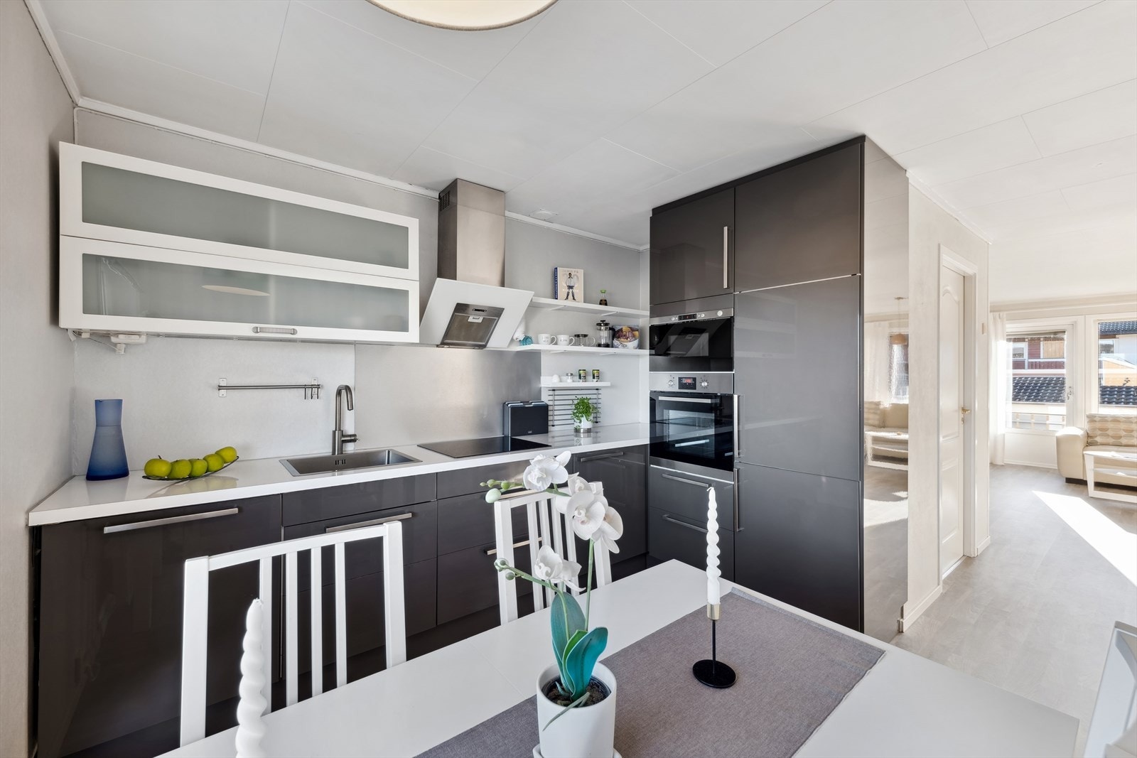 Kjøkkenet er av god størrelse, og rommer 10m². Det er rikelig med skap og benkeplass. Galleribilde