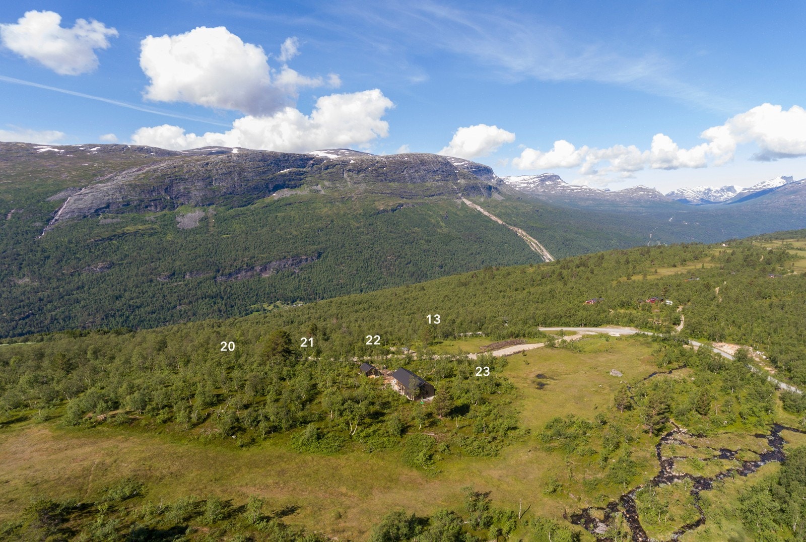 Brude hyttefelt er meget flott plassert til fjells sør i Romsdalen Galleribilde