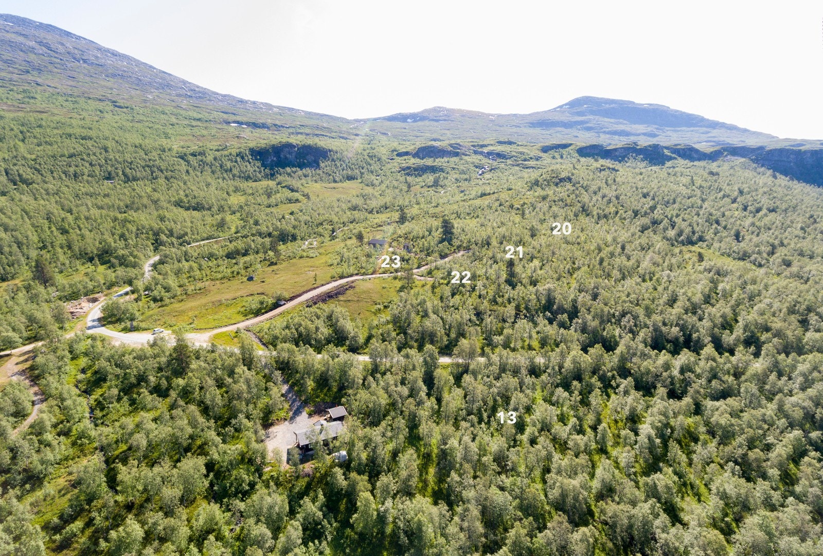 Utsikt mot sørøst opp mot øvre og nedre del av Brude hyttefelt Galleribilde