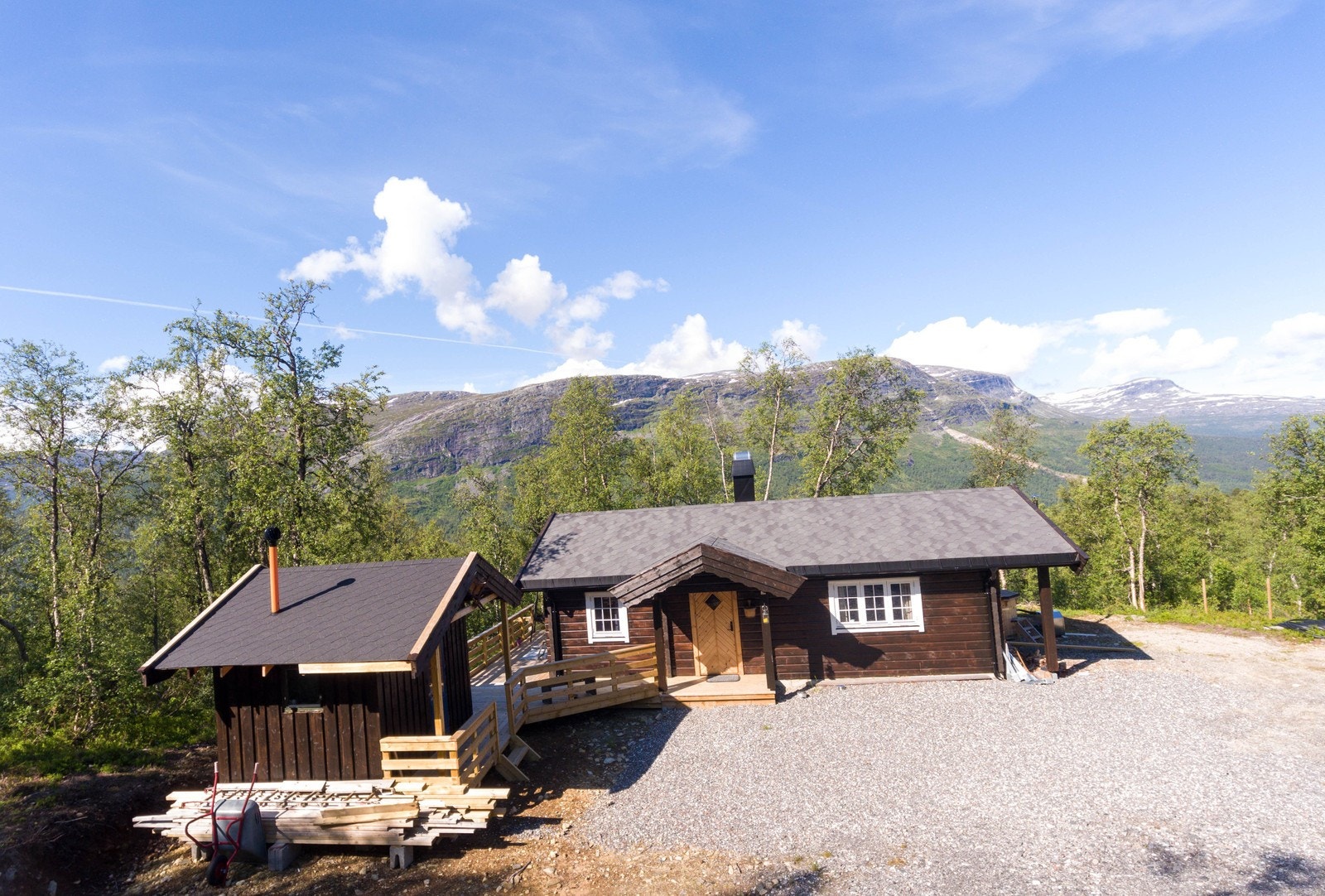 Her mot vest og en klassisk fjellhytte plassert i nedre del av hyttefeltet Galleribilde