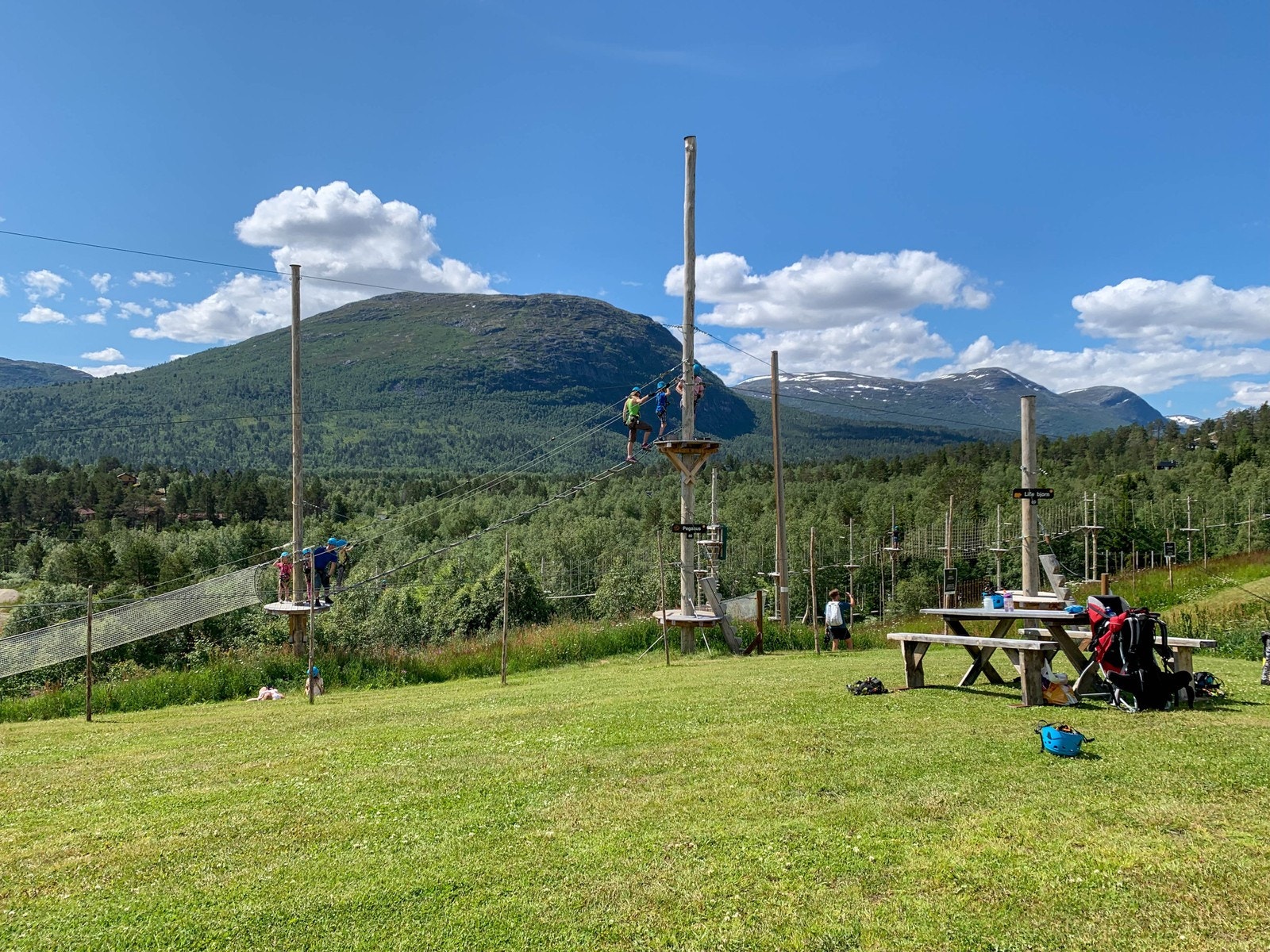 Høyt & Lavt Klatrepark og Bjorli Skisenter ligger bare en 13 minutters biltur unna Galleribilde