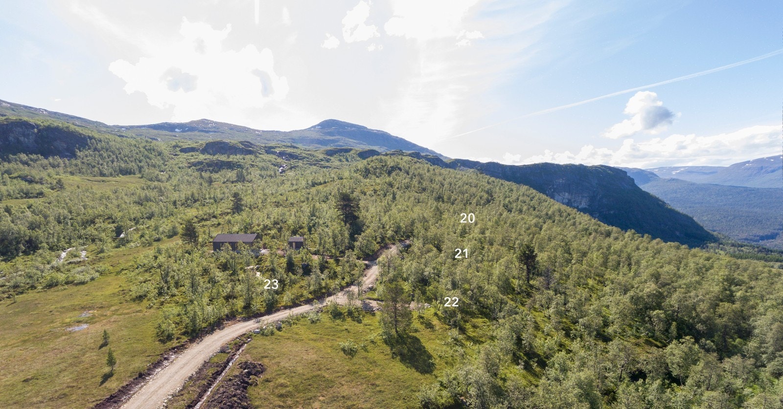 Her ser vi mot sør og øvre del av hyttefeltet hvor tomter med klargjort vei omtrentlig plassert Galleribilde