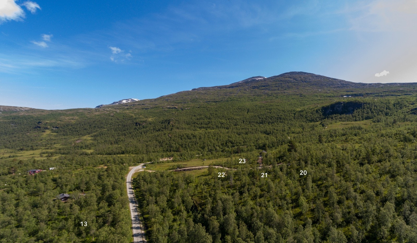 Fortsatt mot øst hvor vi også ser mot bebygde tomt 12 og ubebygde tomt 13 nederst i tomteområdet Galleribilde