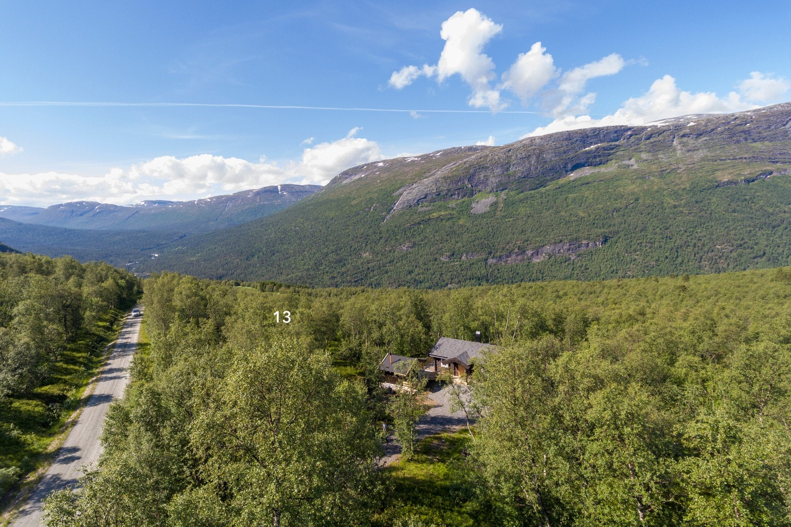 Utsikt mot sørvest, bebygde tomt 12 og ubebygde tomt 13 Galleribilde