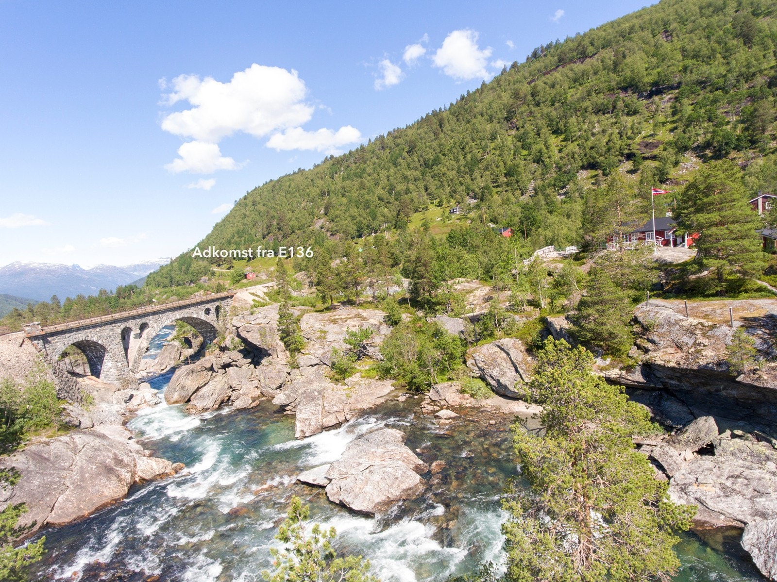 Fantastiske omgivelser også nede i dalen ved adkomst fra E136 og Stuguflåtten hvor du tar av mot Brude Galleribilde