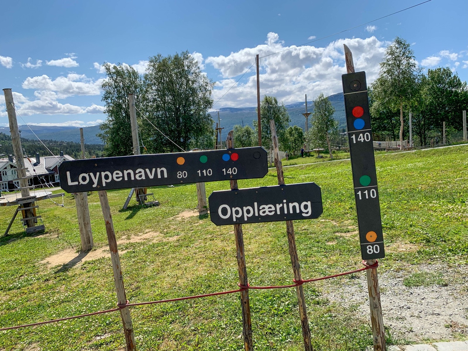 Høyt & Lavt Klatrepark og Bjorli Skisenter ligger bare en 13 minutters biltur unna Galleribilde