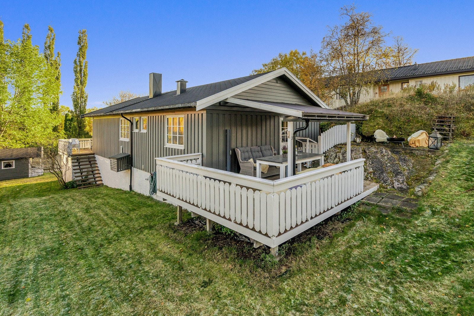 Eiendommen har en stor og fin hage med mye boltreplass. Galleribilde