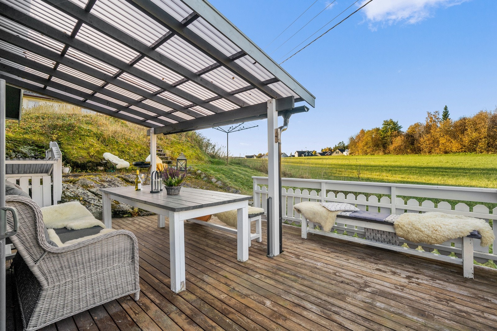 Terrassen er skjermet og har utsikt over nærliggende grøntarealer. Galleribilde