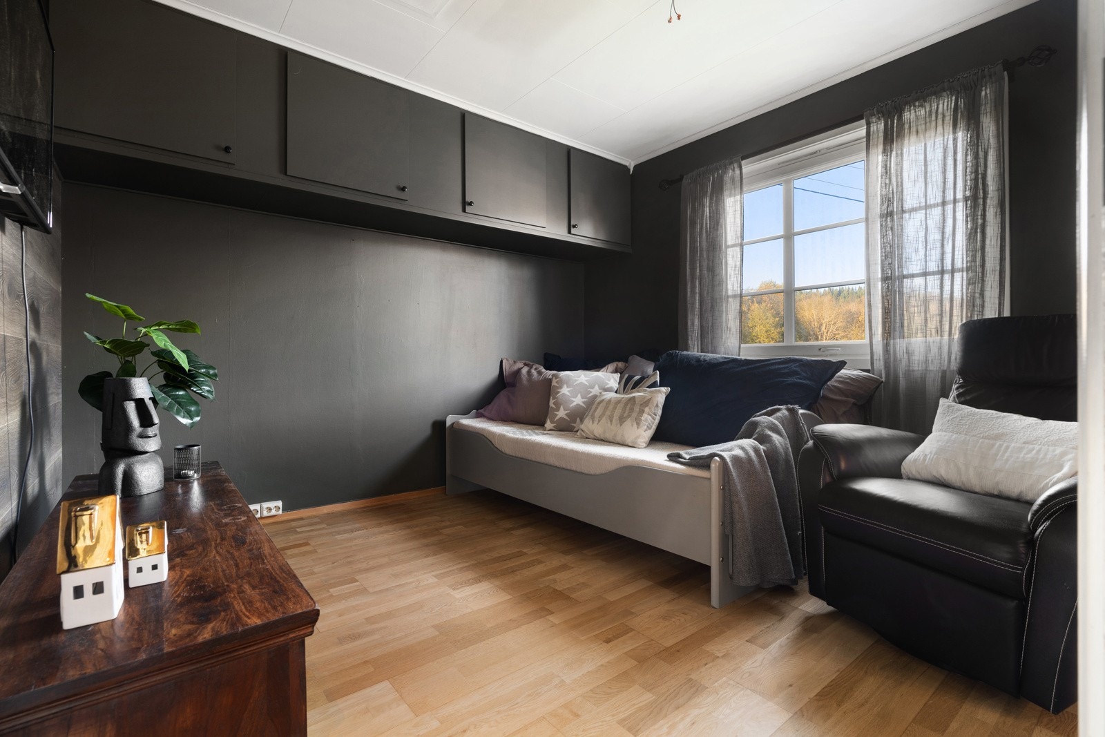 Soverommet i hovedetasjen har god plass til ønsket møblement. Galleribilde