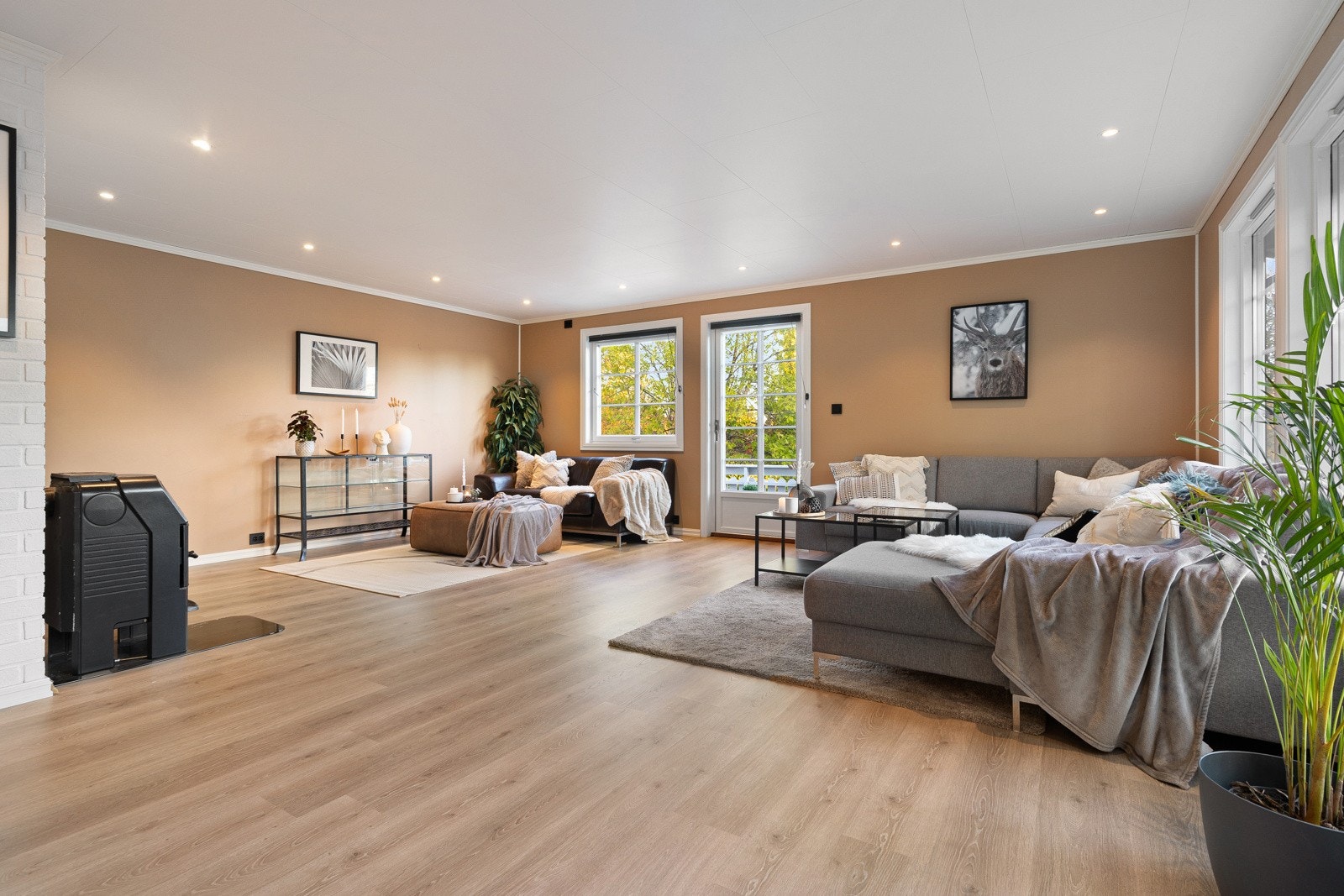 Stuen har store vindusflater som gir rommet mye med naturlig dagslys. Galleribilde