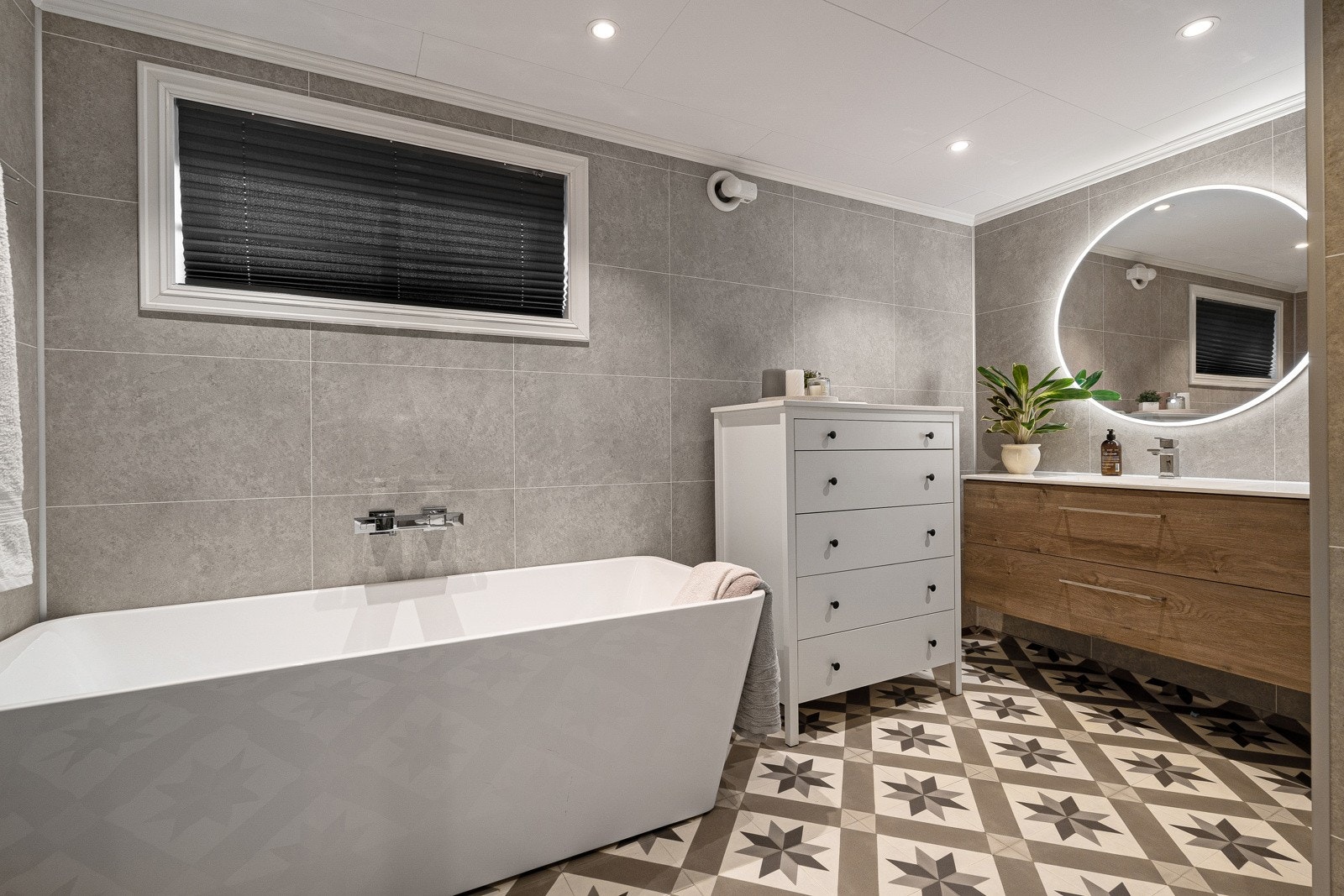 I underetasjen har man et innbydende og moderne bad fra 2019 med downlights i himling. Galleribilde