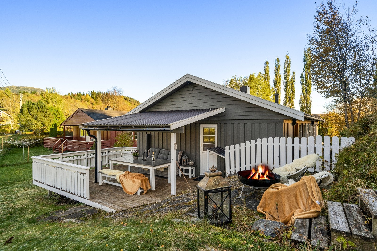 Terrassen er delvis overbygd, som gjør det mulig å benytte den store deler av året. Galleribilde