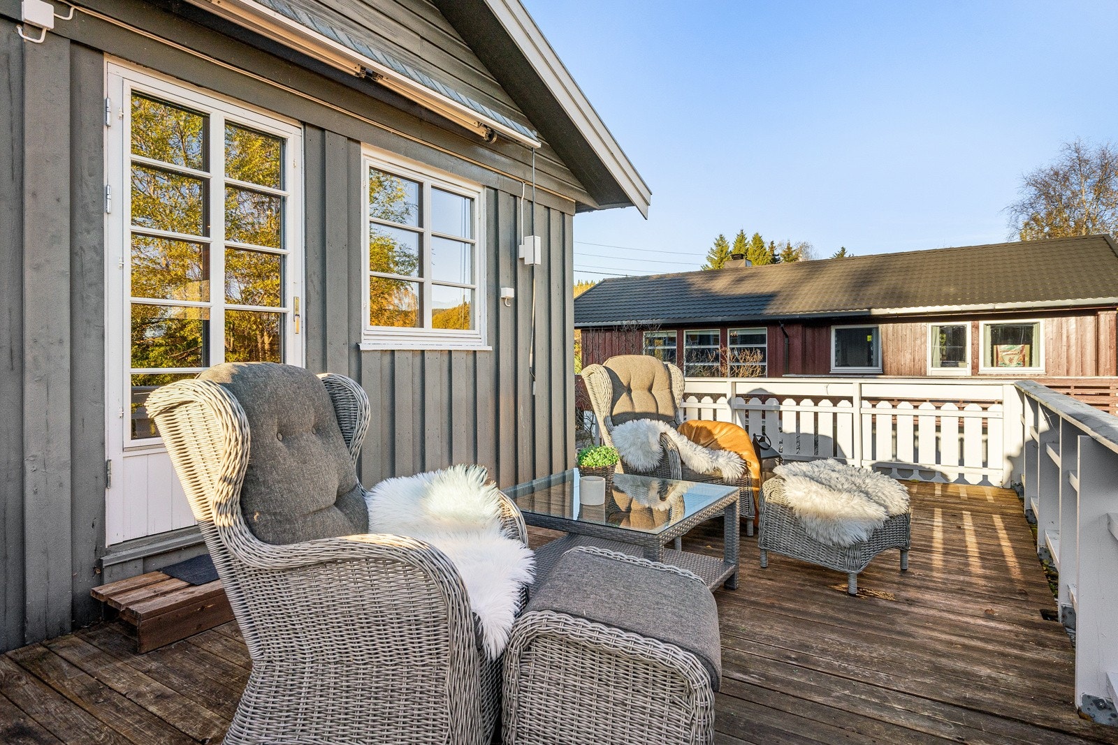 Terrassen er en fin forlengelse av stuen på varme sommerdager. Galleribilde