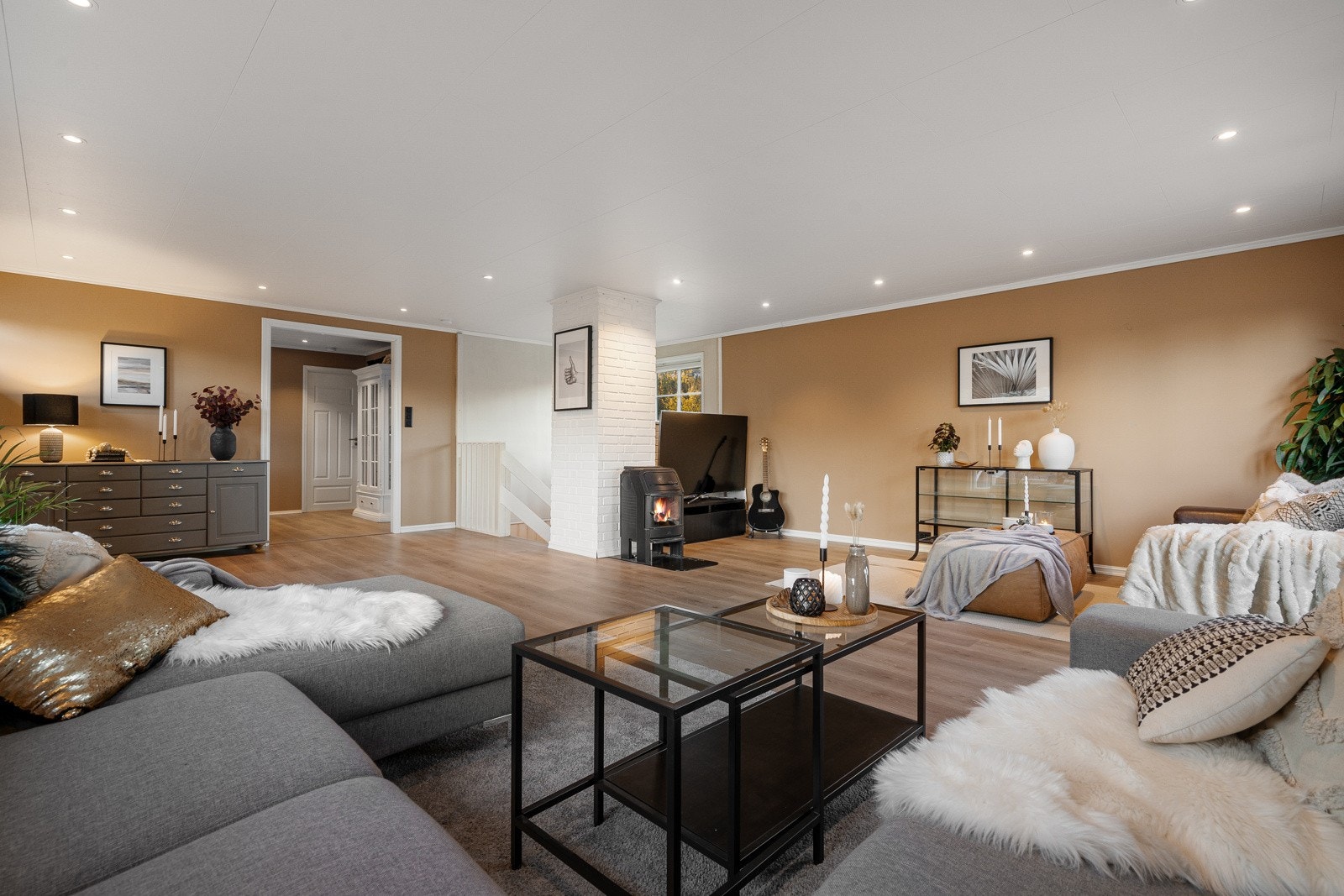 Med en gulvflate på ca. 45 kvm har stuen god plass til innredning etter behov. Galleribilde