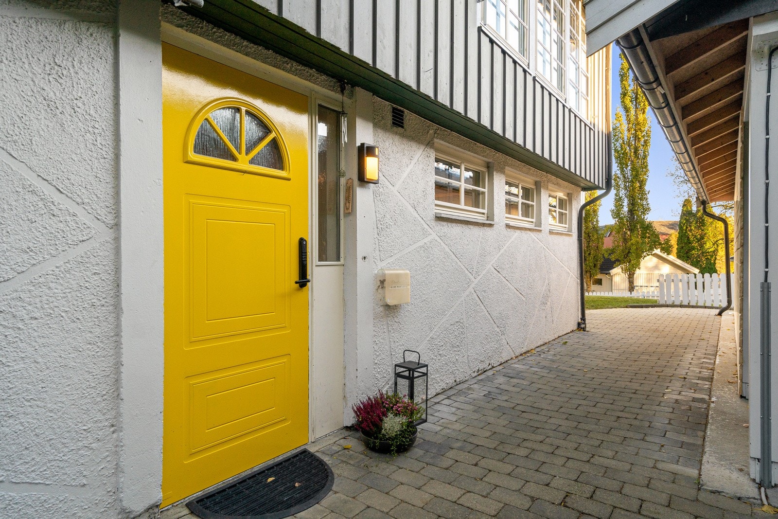 Hyggelig inngangsparti som ligger mellom garasjen og boligen. Galleribilde