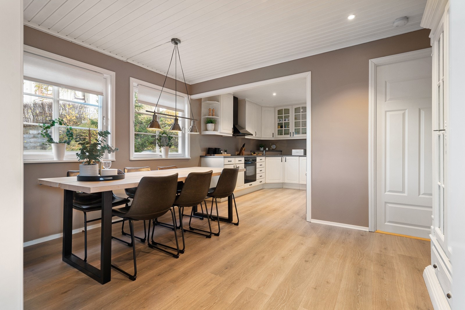 Kjøkken og spisestue er malt i en klassisk farge som gjør det enkelt å sette sitt eget preg på rommet gjennom pynt og interiør. Galleribilde