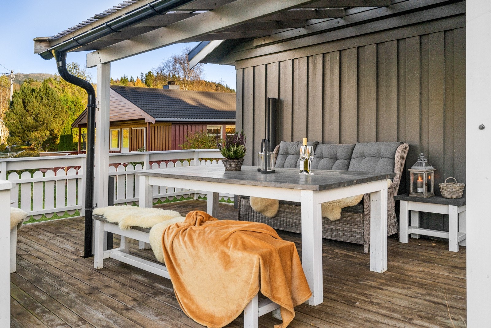 På en av boligens to terrasser er det god plass til ønsket utemøblement. Galleribilde