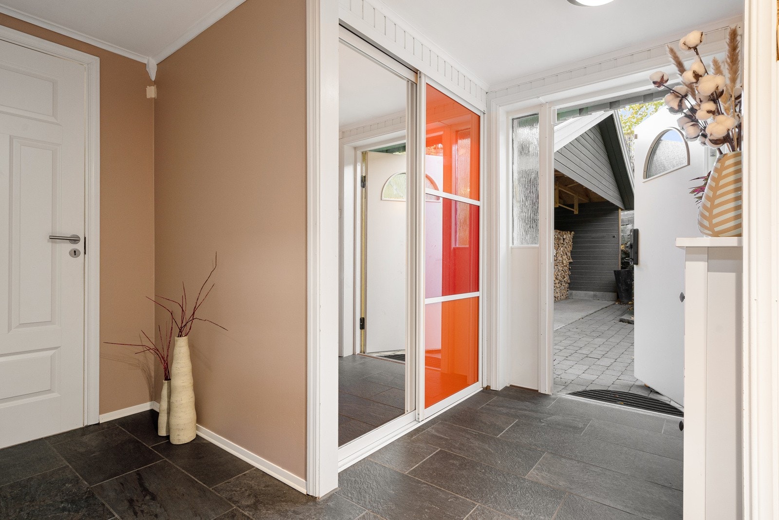 Lekker entré med integrert skyvedørsgarderobe som gir gode oppbearingsmuligheter. Galleribilde