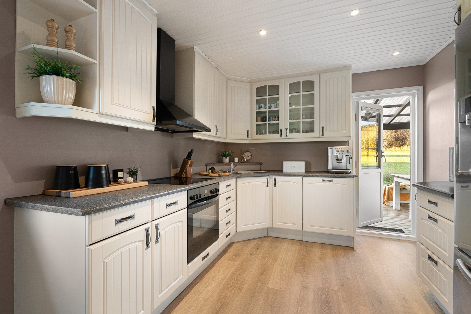 Fra kjøkkenet er det utgang til en terrasse. Galleribilde