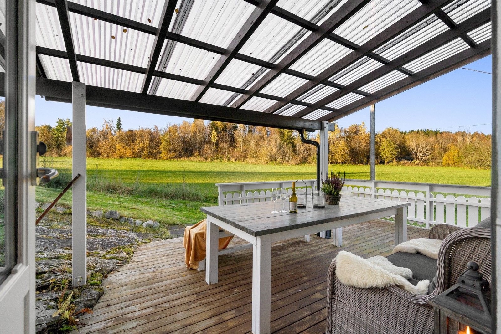 Boligen ligger fint til i rolige omgivelser, samtidig som det er kort avstand til det man trenger i hverdagen. Galleribilde