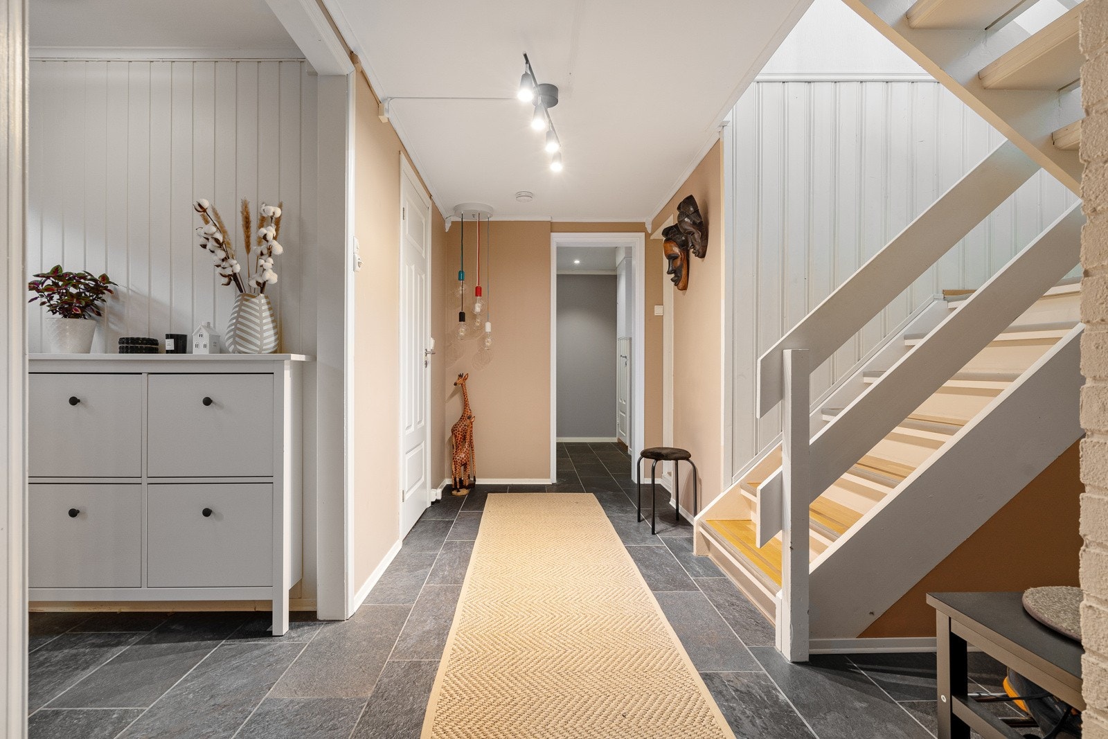 Lys og fin gang i underetasjen med gulvvarme. Galleribilde