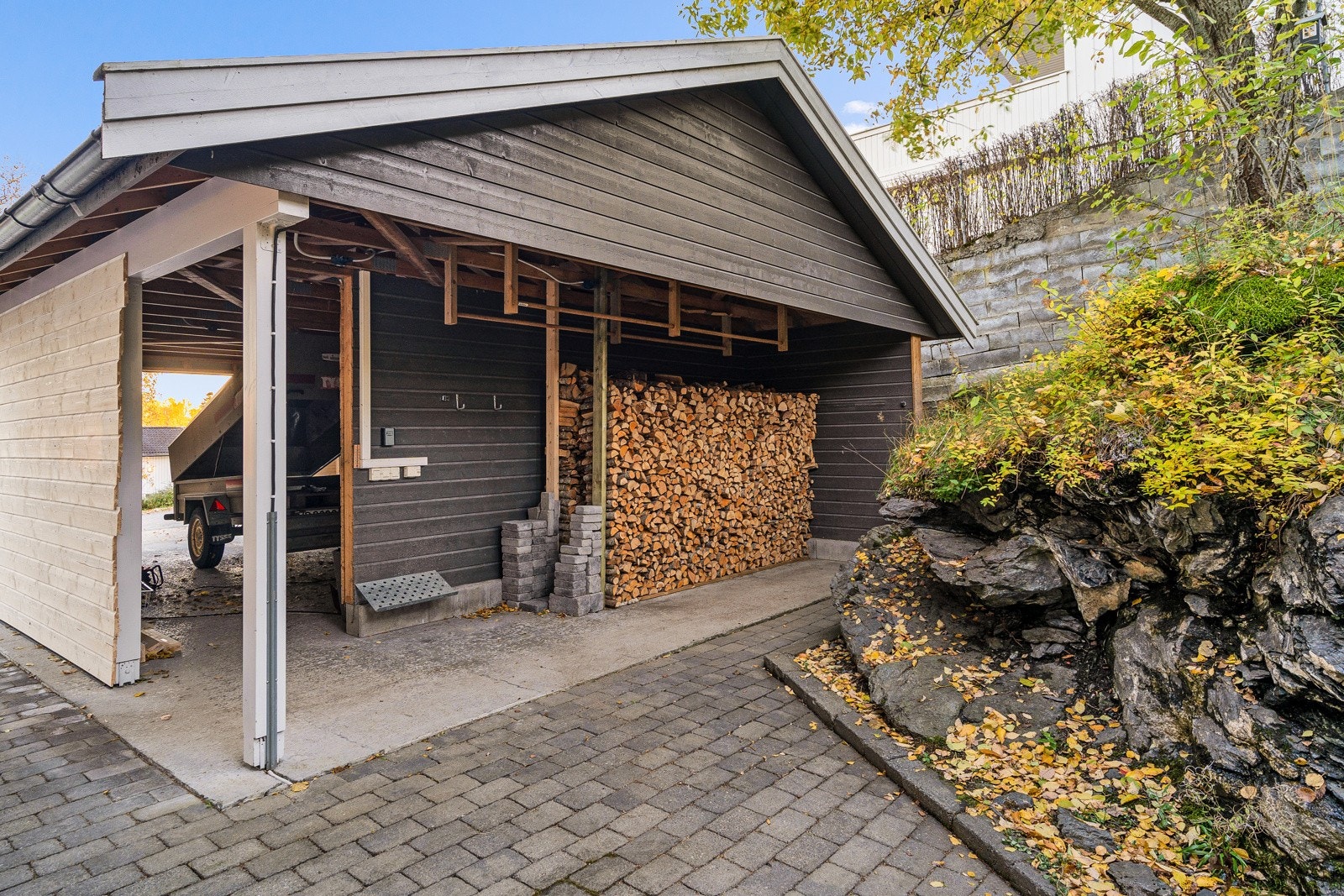 Selger er i gang med å kle igjen garasjen slik den blir tett. Dette vil være i orden til overtakelse. Galleribilde