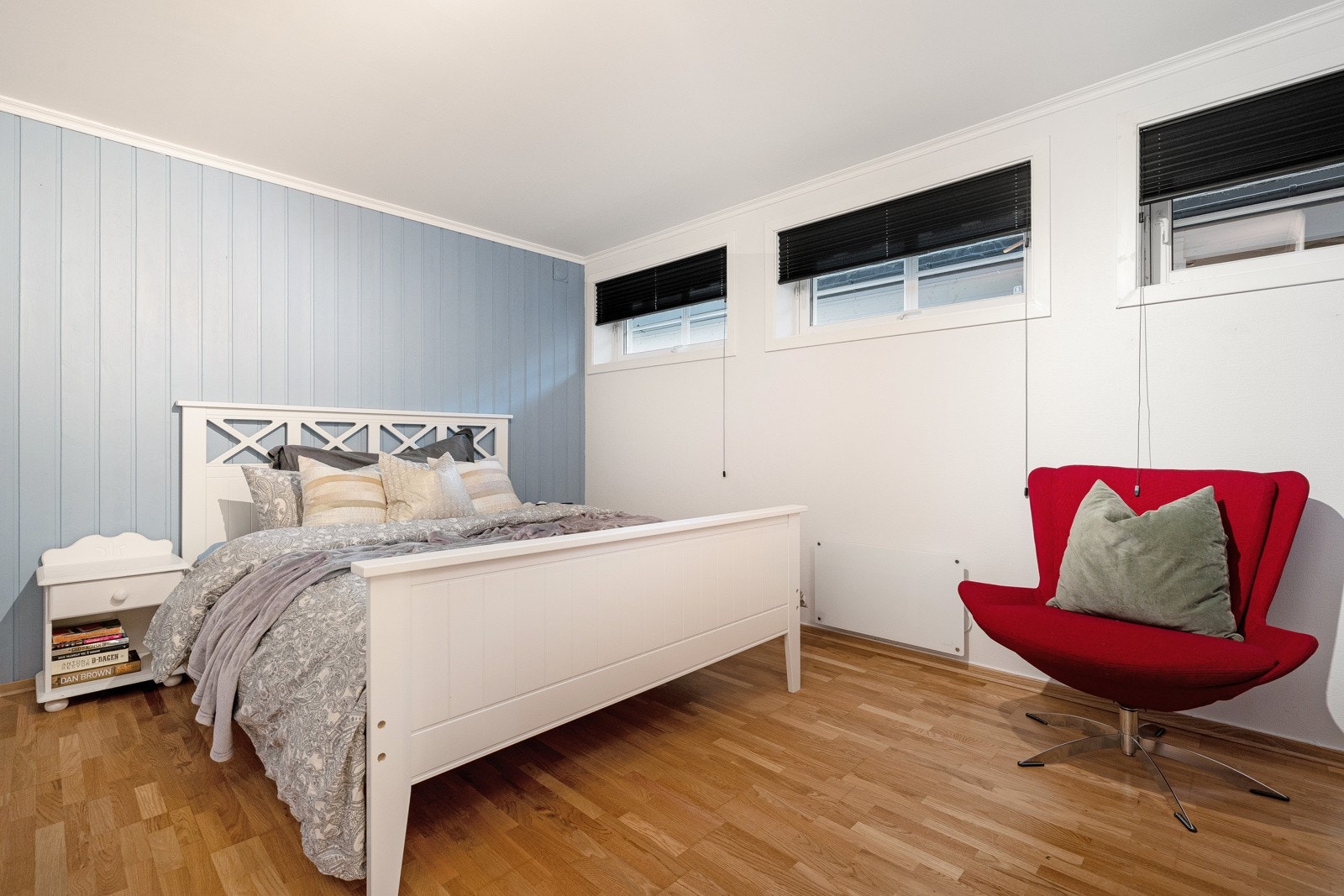 Boligen har totalt 4 soverom, hvorav 3 av disse er i underetasjen. Galleribilde