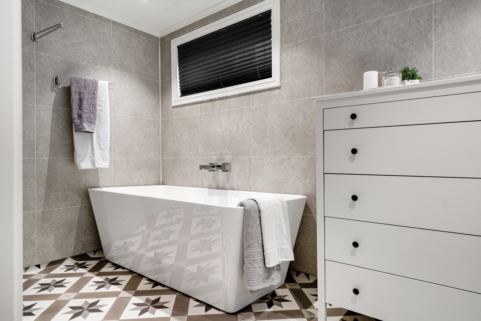 Badets gulvflate er belagt med gulvbelegg med gulvvarme. Galleribilde