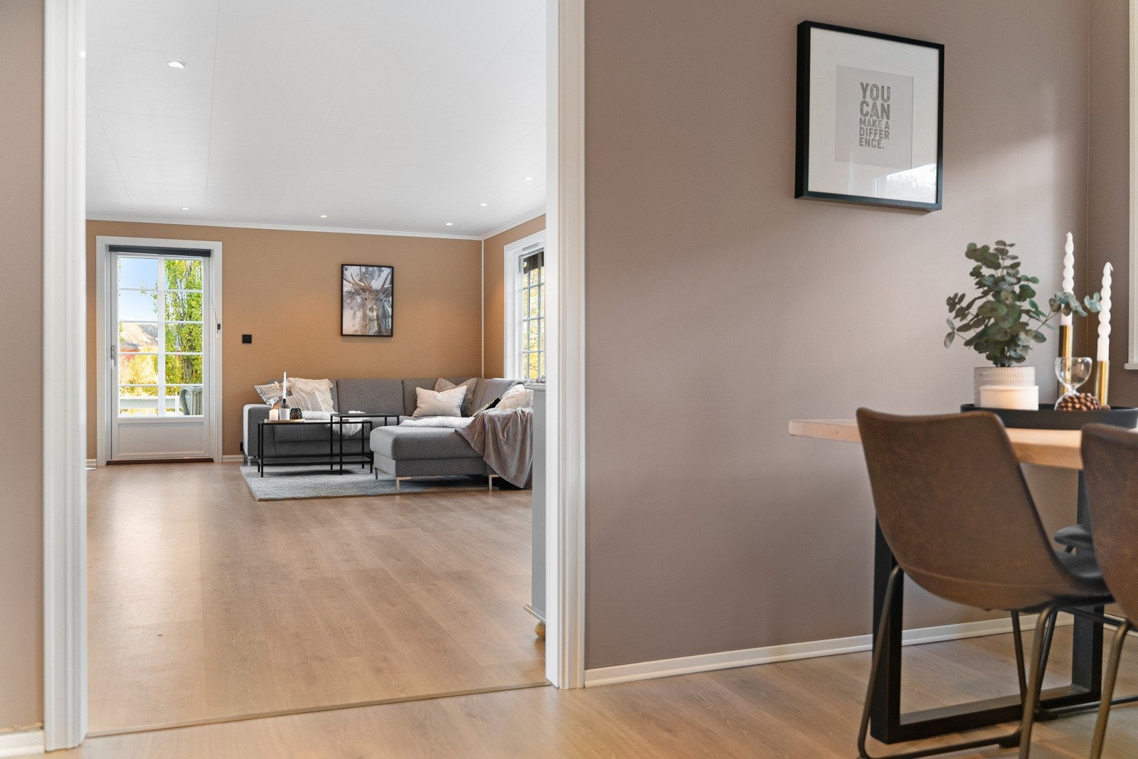 Videre fra stuen kommer man til boligens kjøkken. Galleribilde