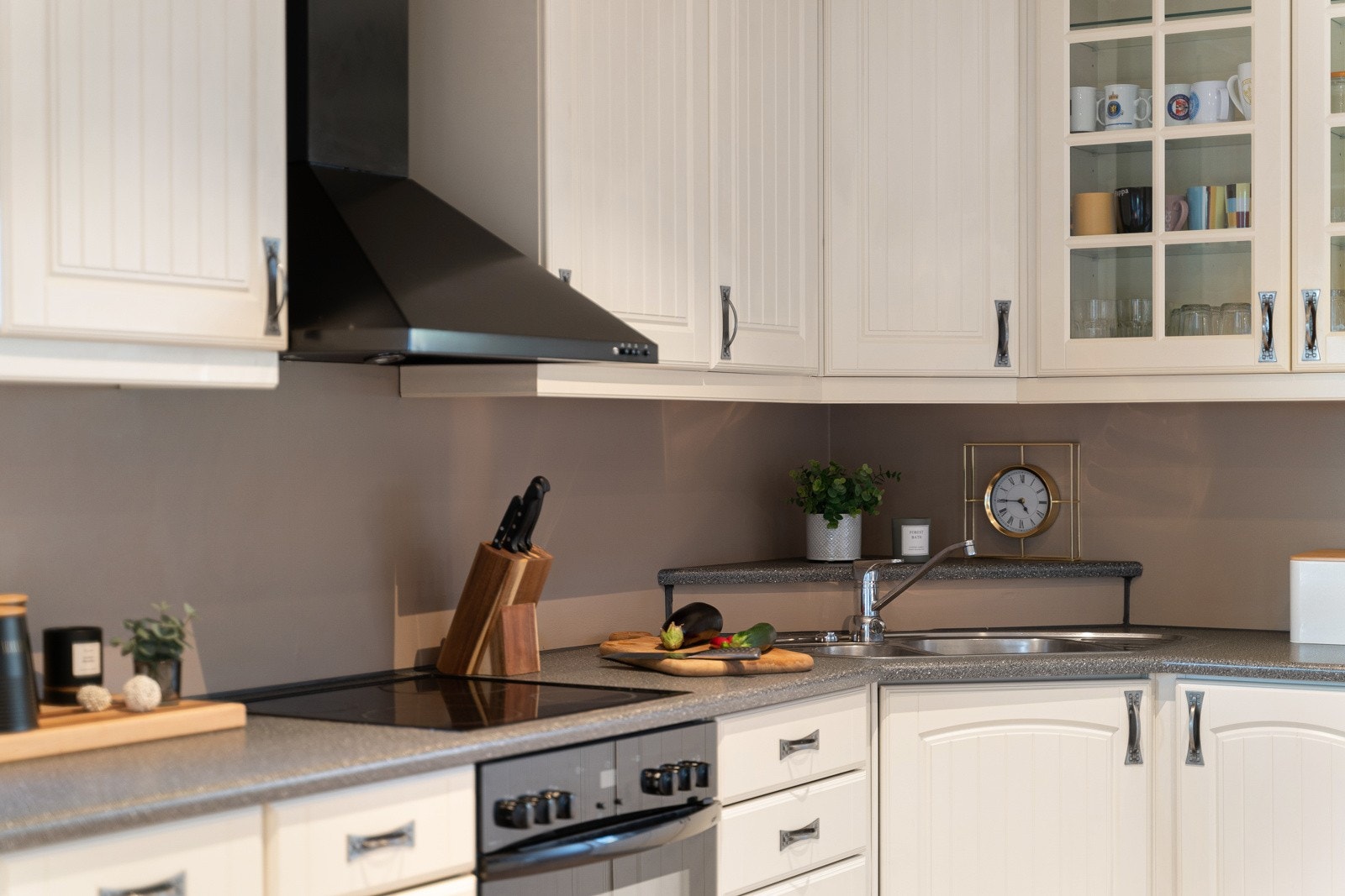 Kjøkkenet er godt utbygget med skap, skuff og benkeplass som gjør det enkelt å tilberede måltider. Galleribilde