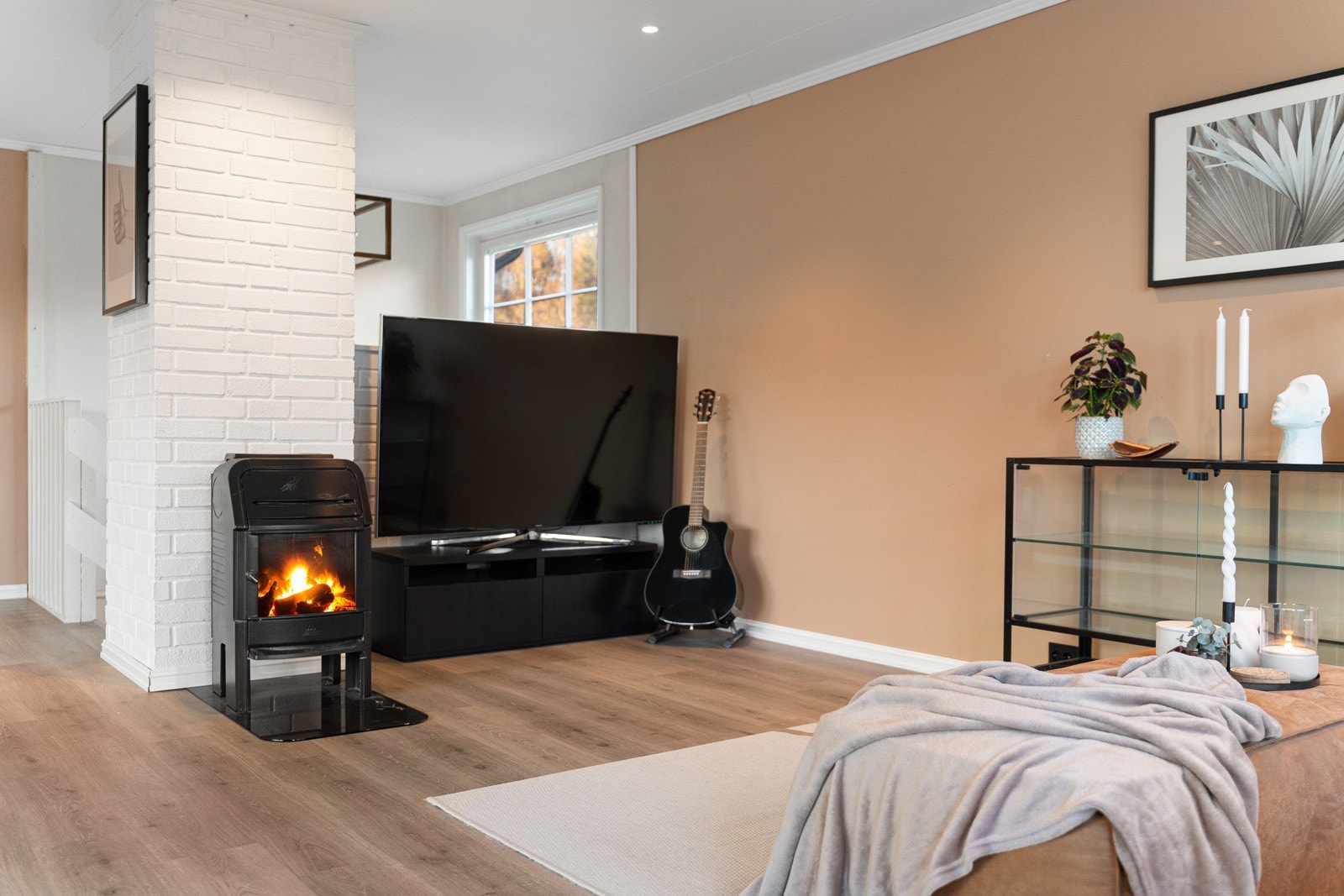 Stuen er utstyrt med vedovn som varmer godt på de kaldeste dagene. Galleribilde