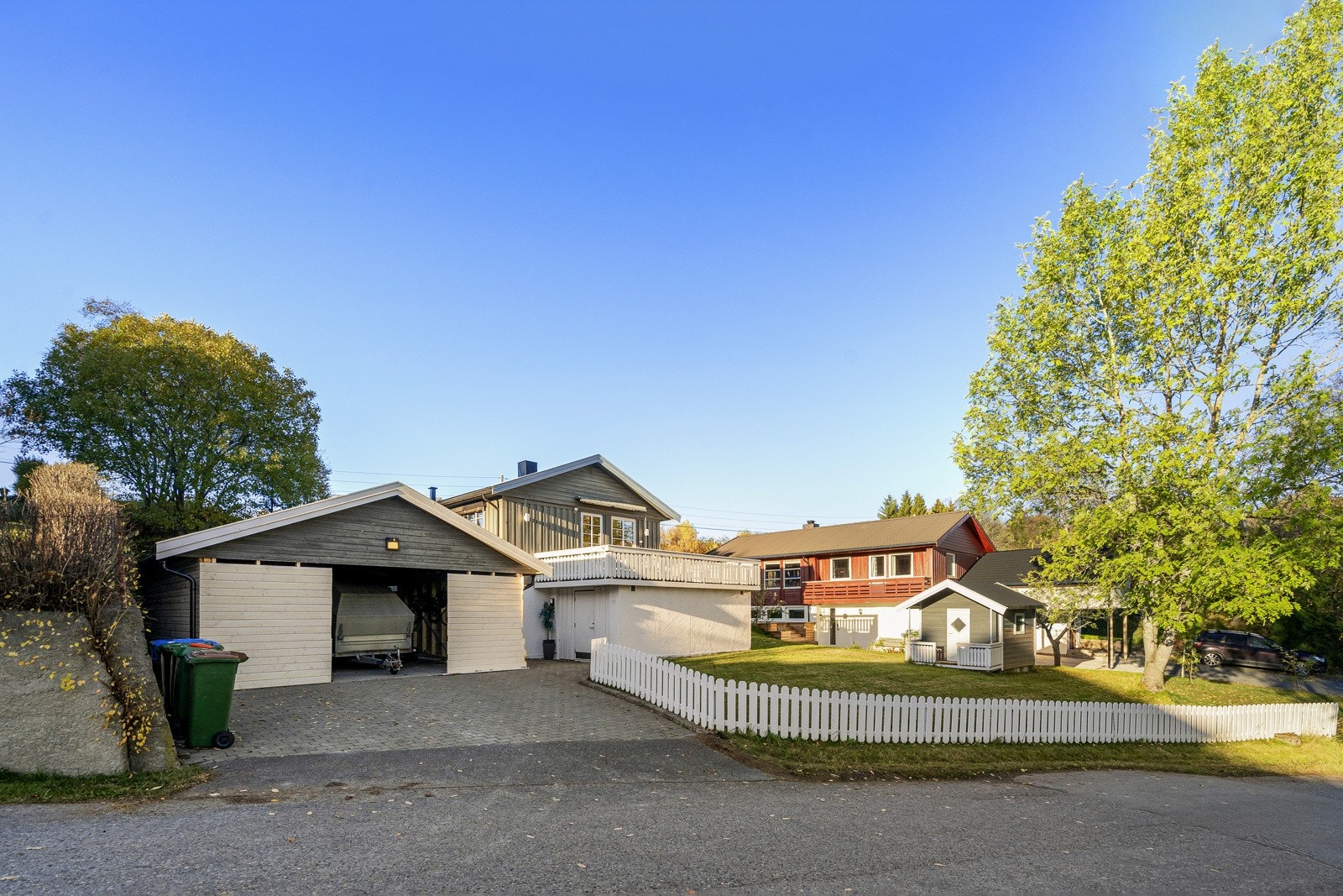 Pent opparbeidet tomt med flotte og solrike uteplasser, samt stenbelagt gårdsplass og dobbelgarasje. Galleribilde