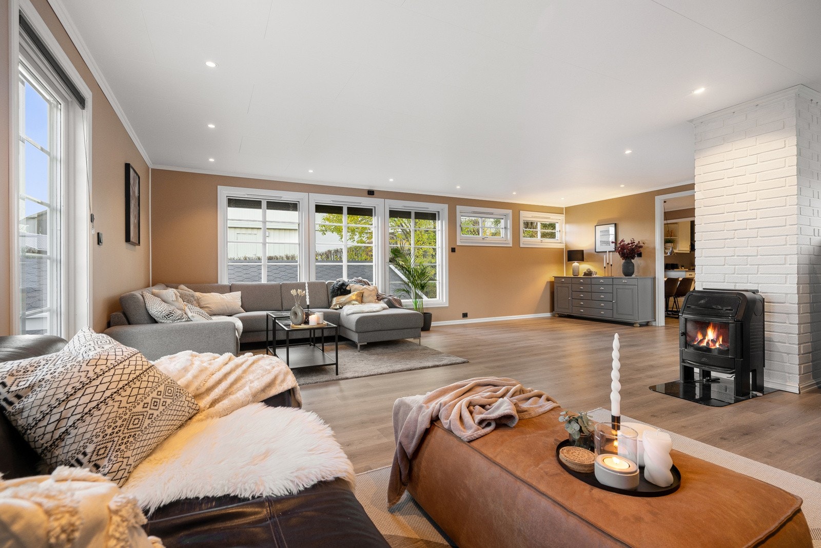 Lys og åpen stue med god takhøyde og downlights i himling. Galleribilde