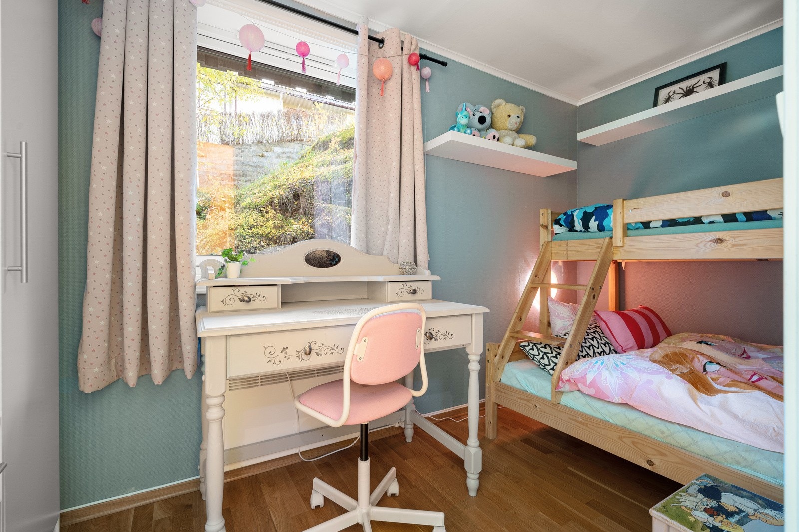 Store vindusflater gir rikelig med naturlig lys til soverommene. Galleribilde