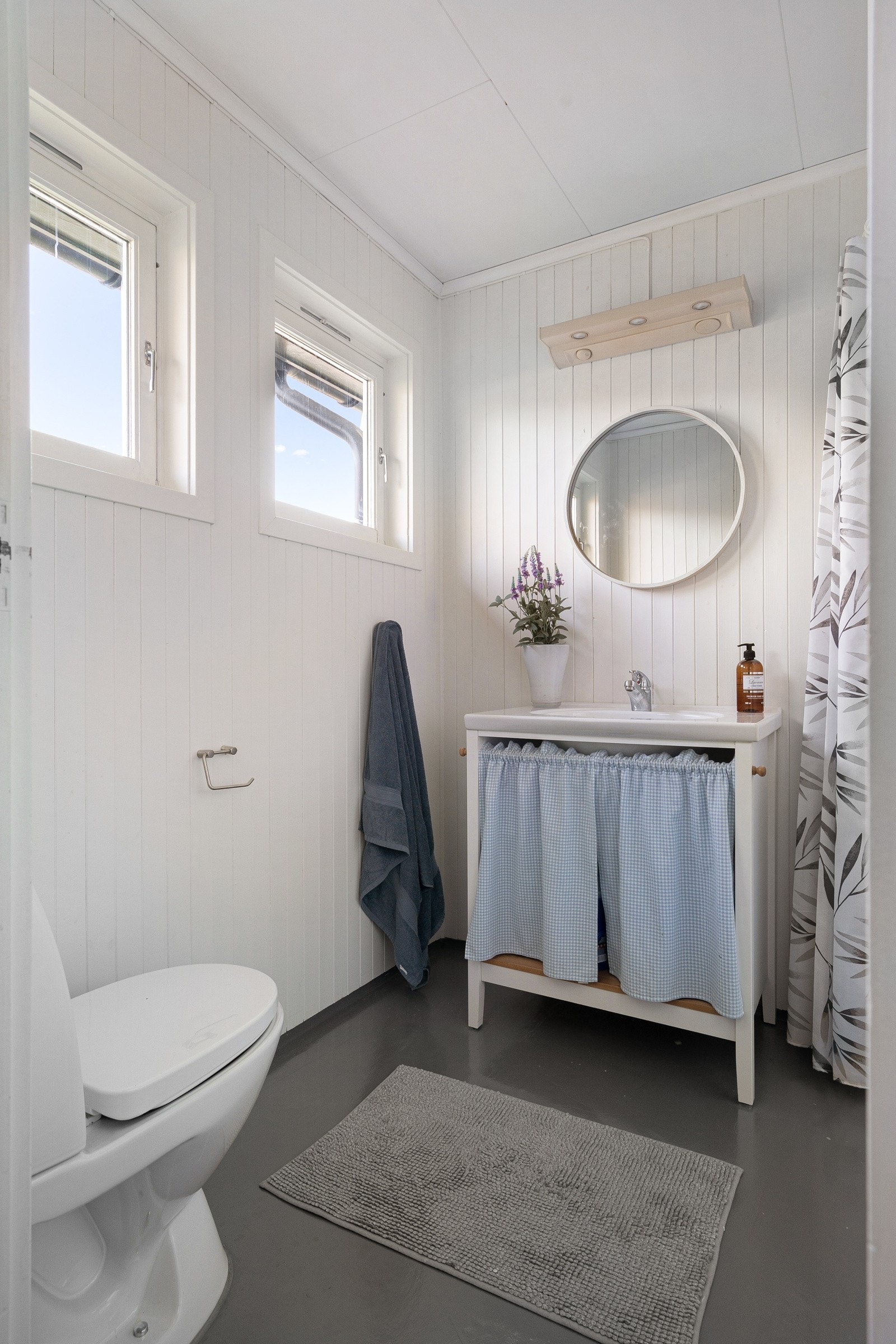 Baderom i hovedetasjen er utstyrt med toalett, servantinnredning og dusjhjørne. Galleribilde