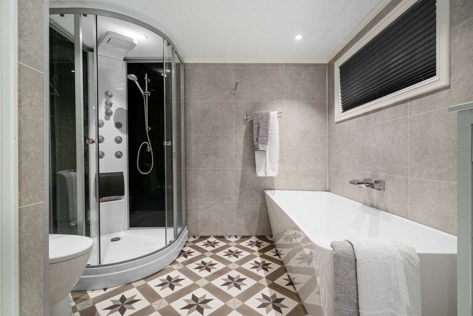 Badet er også utstyrt med badekar, gulvmontert toalett og dusjkabinett av god størrelse. Galleribilde