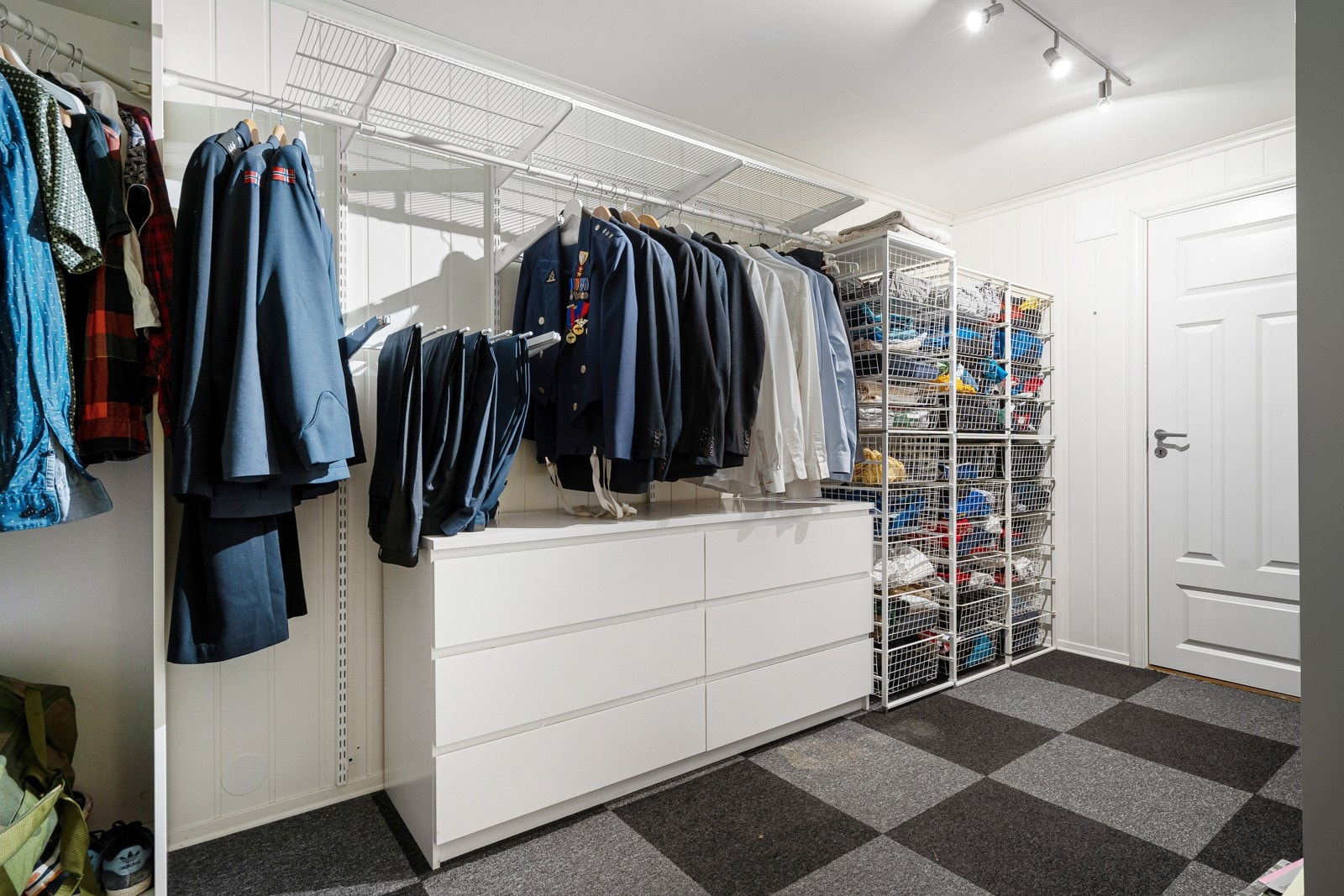 Stort og flott garderoberom med rikelig oppbevaringsplass. Galleribilde