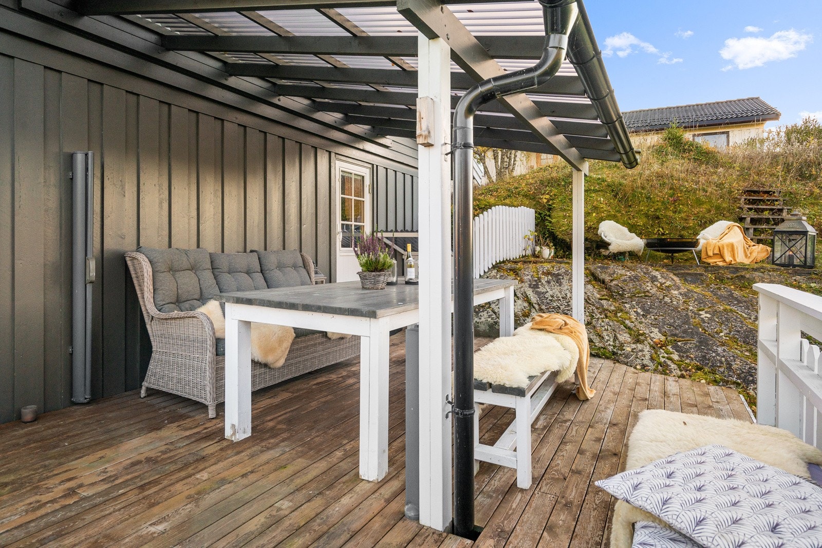 Terrassen har takoverbygg og er vendt mot friareal. Her sitter man fredelig og skjermet til. Galleribilde