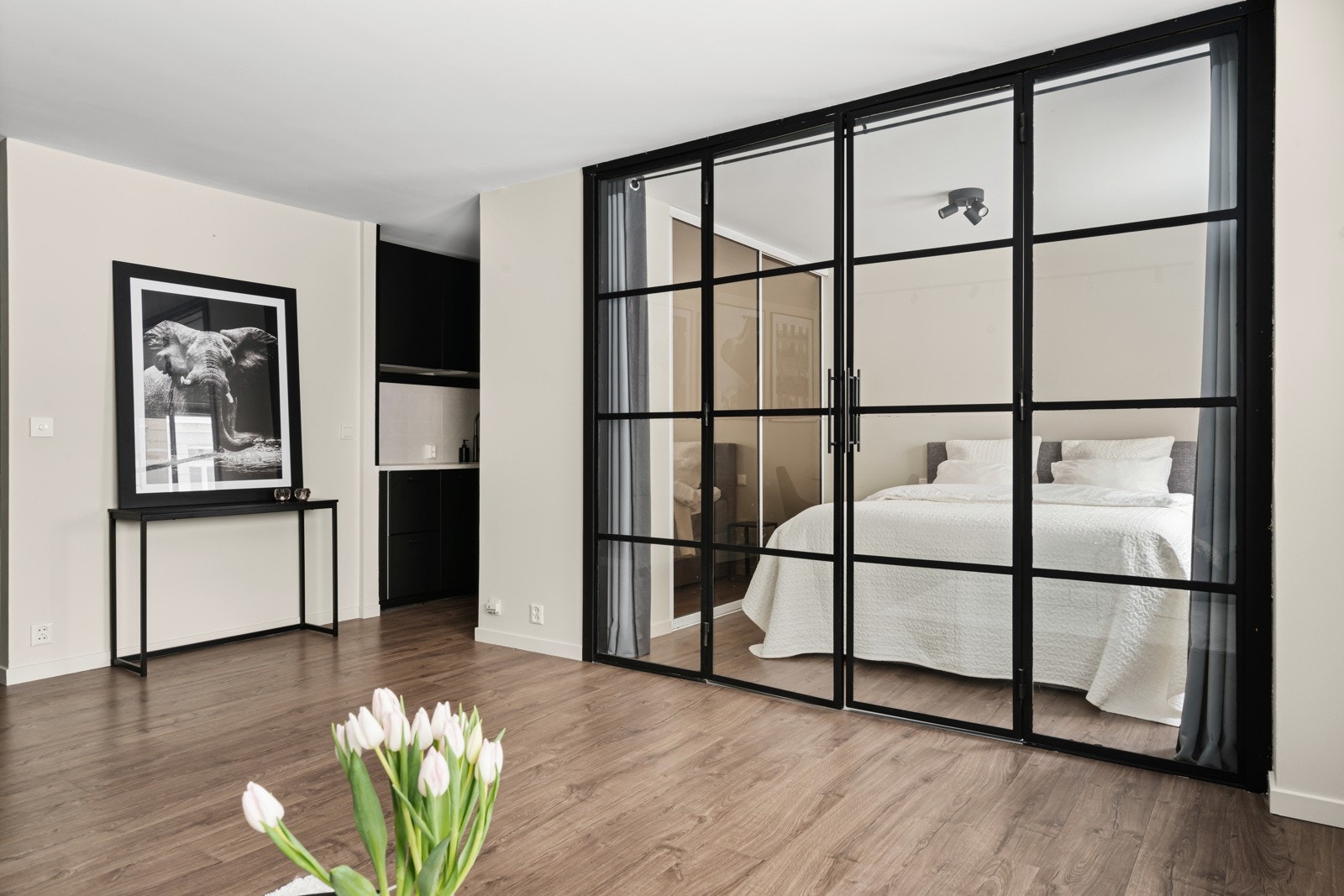 Du kan også velge å skille av rommene ved å lukke døren. Det er montert skinne for garderiner man kan trekke for. Galleribilde