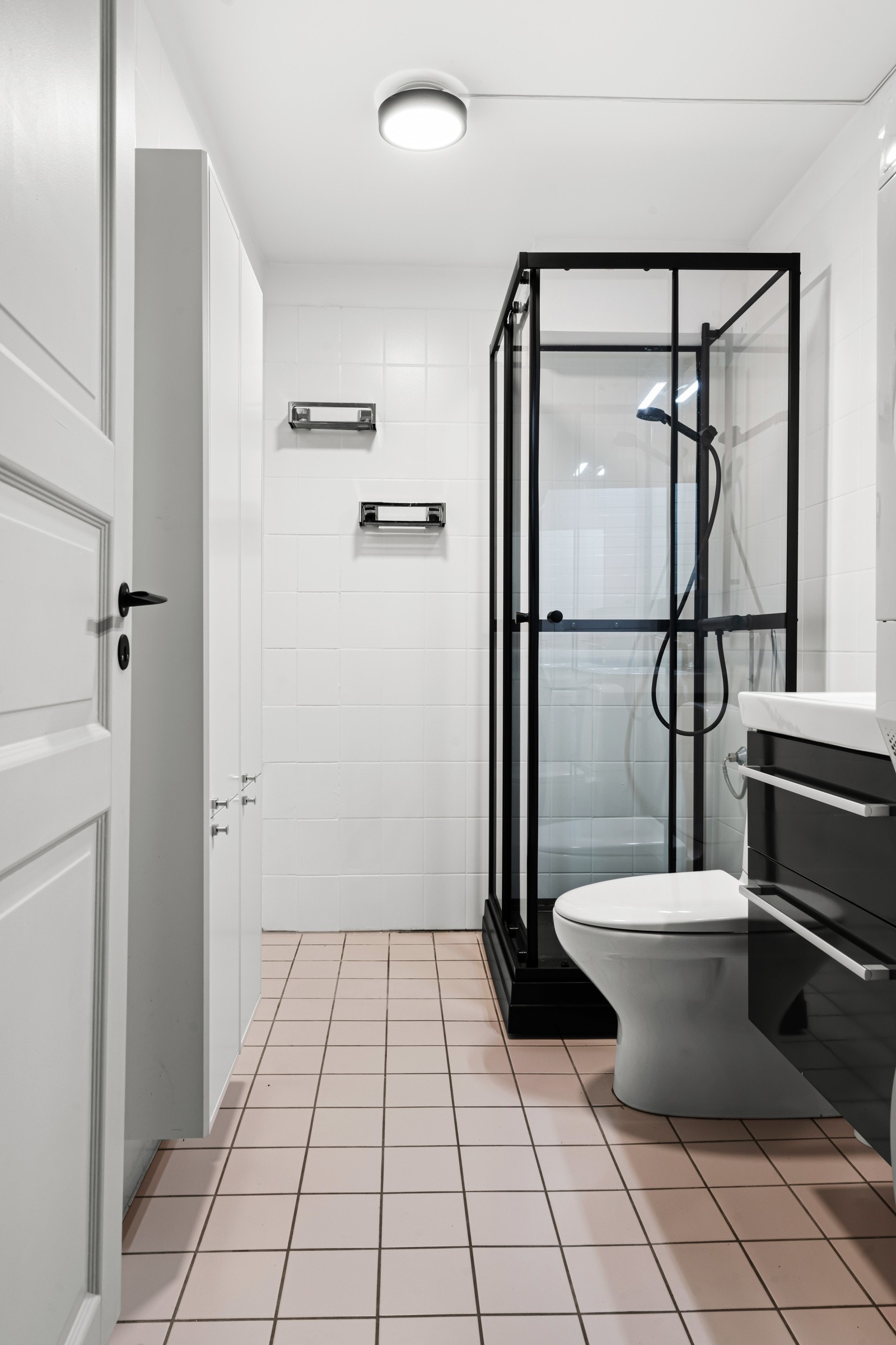 Badet er stort og romslig, så her kan du skape ditt helt egne drømmebad! Badet er av eldre dato og fremstår med moderniseringsbehov. Galleribilde