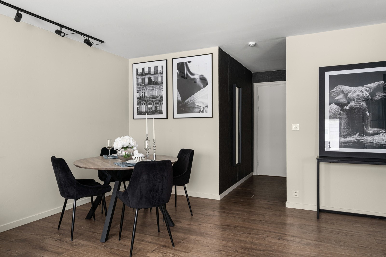 Stuen har fine innredningsmuligheter som gir rom for variasjon i plassering av møblement. Galleribilde