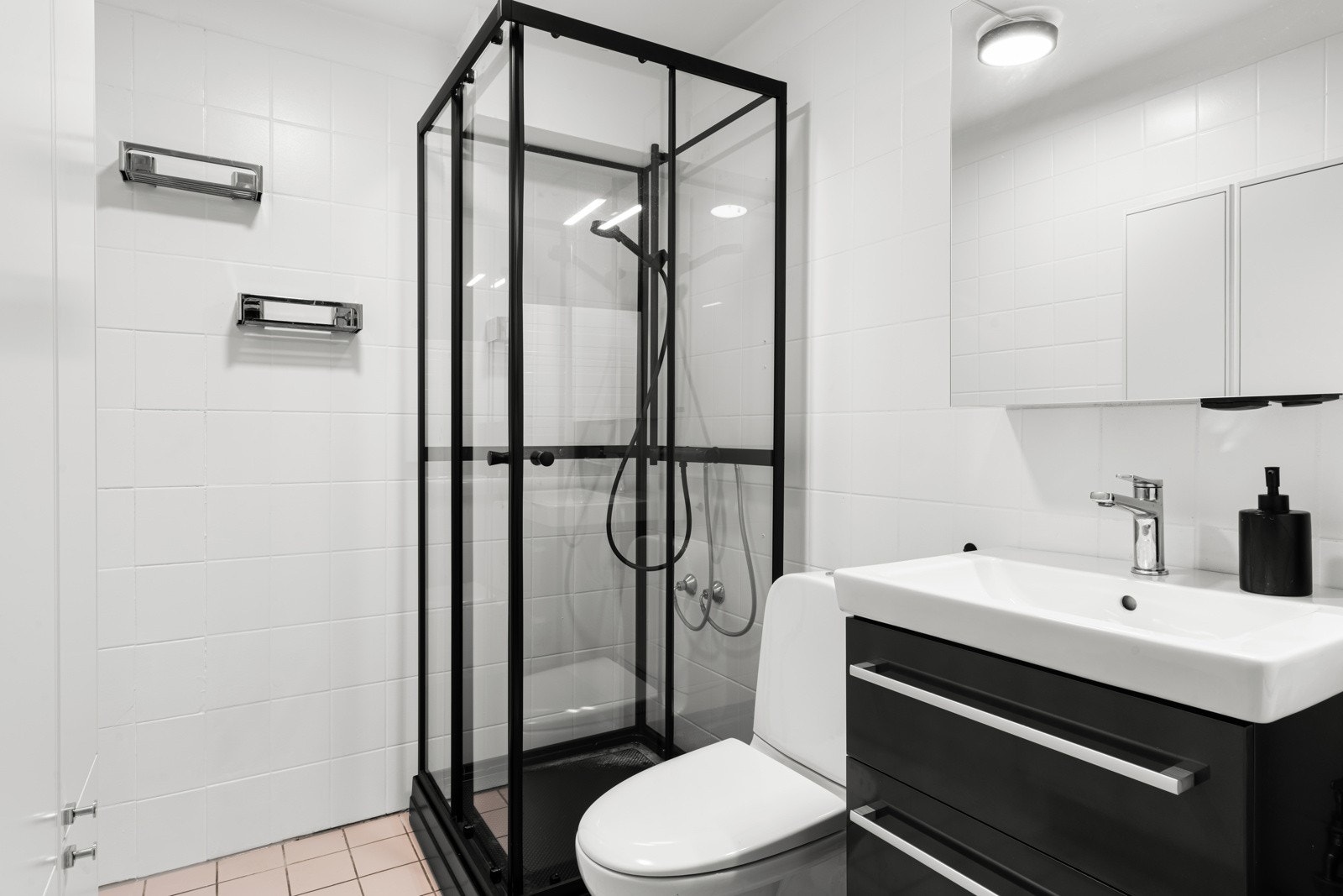 Det ble montert nytt dusjkabinett i 2024, noe som er med på holde funksjonaliteten og levetiden lenger. Galleribilde