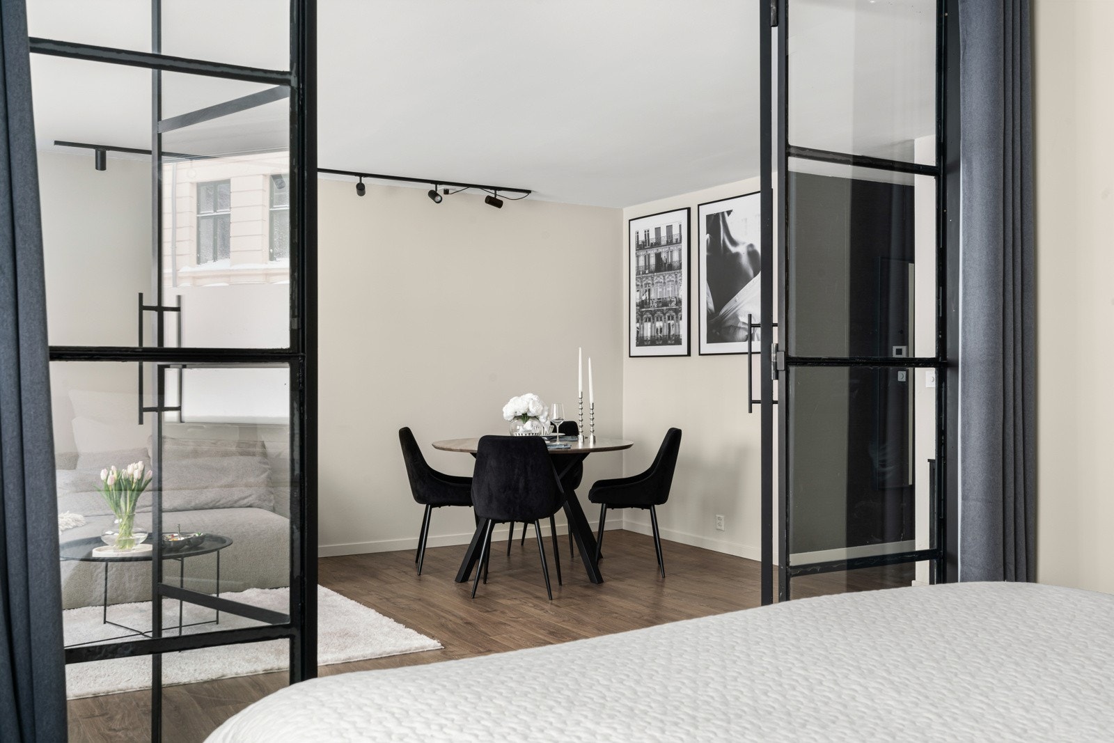 Leiligheten kan skilte med en spesialdesignet og stilig smijernsdør, som setter et ekstra urbant preg på boligen. Galleribilde