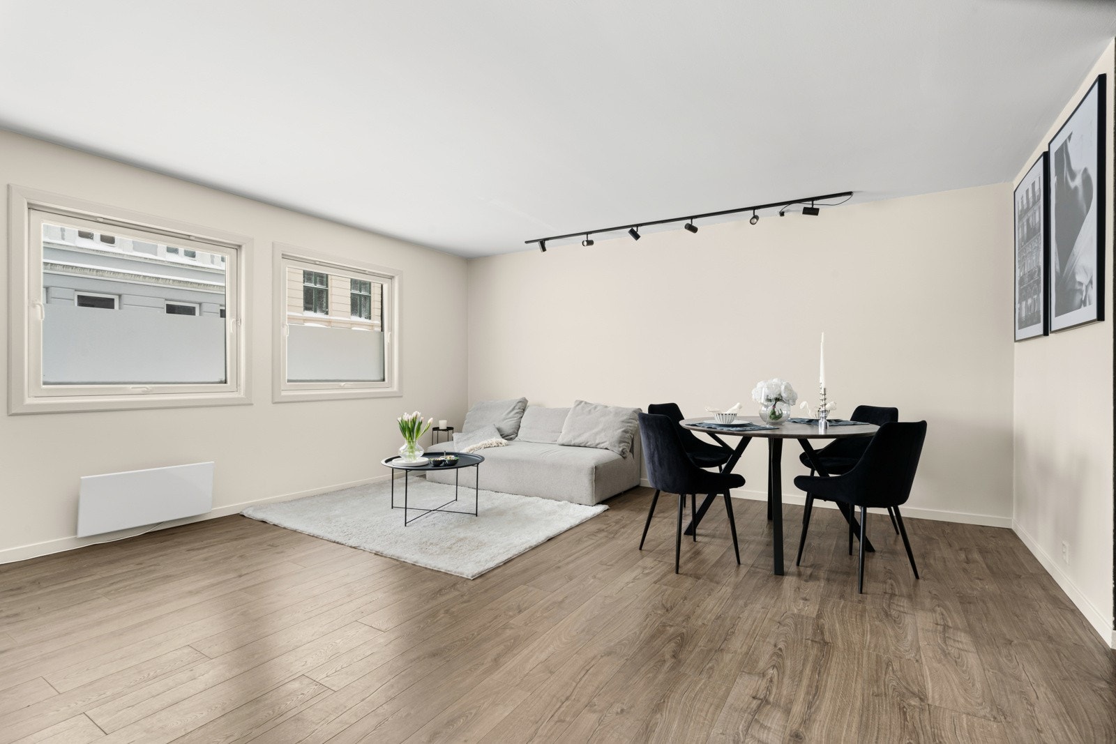 Stuen ble malt i 2024 og oppleves lys og luftig med store vindusflater, som slipper rikelig med naturlig lys. Galleribilde