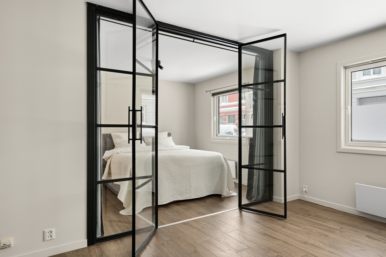 Smijernsdøren sørger for at lyset flommer naturlig fra rom til rom. Dette gir et spesielt godt inntrykk på sommerhalvåret. Galleribilde