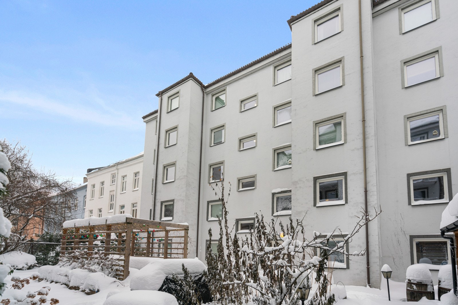 Bakgården til sameiet er pent opparbeidet med sittegrupper og grill. Sameiet er svært veldrevet, noe som gir høy trivselsfaktor for beboerne. Galleribilde