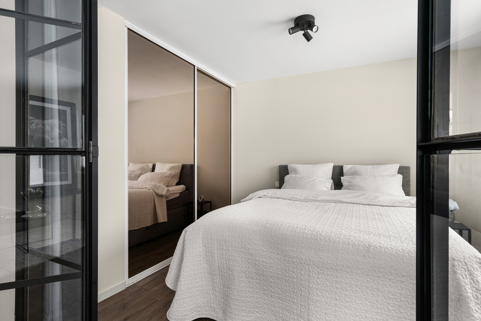 Soverommet er av god størrelse og er innredet med integrert garderobeskap med masse lagringsplass. Du har også plass til nattbord på hver side. Sengen på bildet har mål 180cm og 220cm Galleribilde