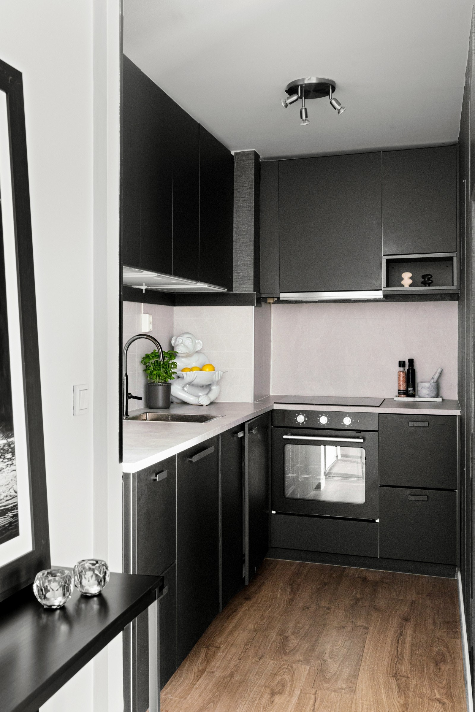 Kjøkkenet ligger praktisk plassert i egen sone, noe som gjør at det oppleves som delvis separat fra stuen. Galleribilde