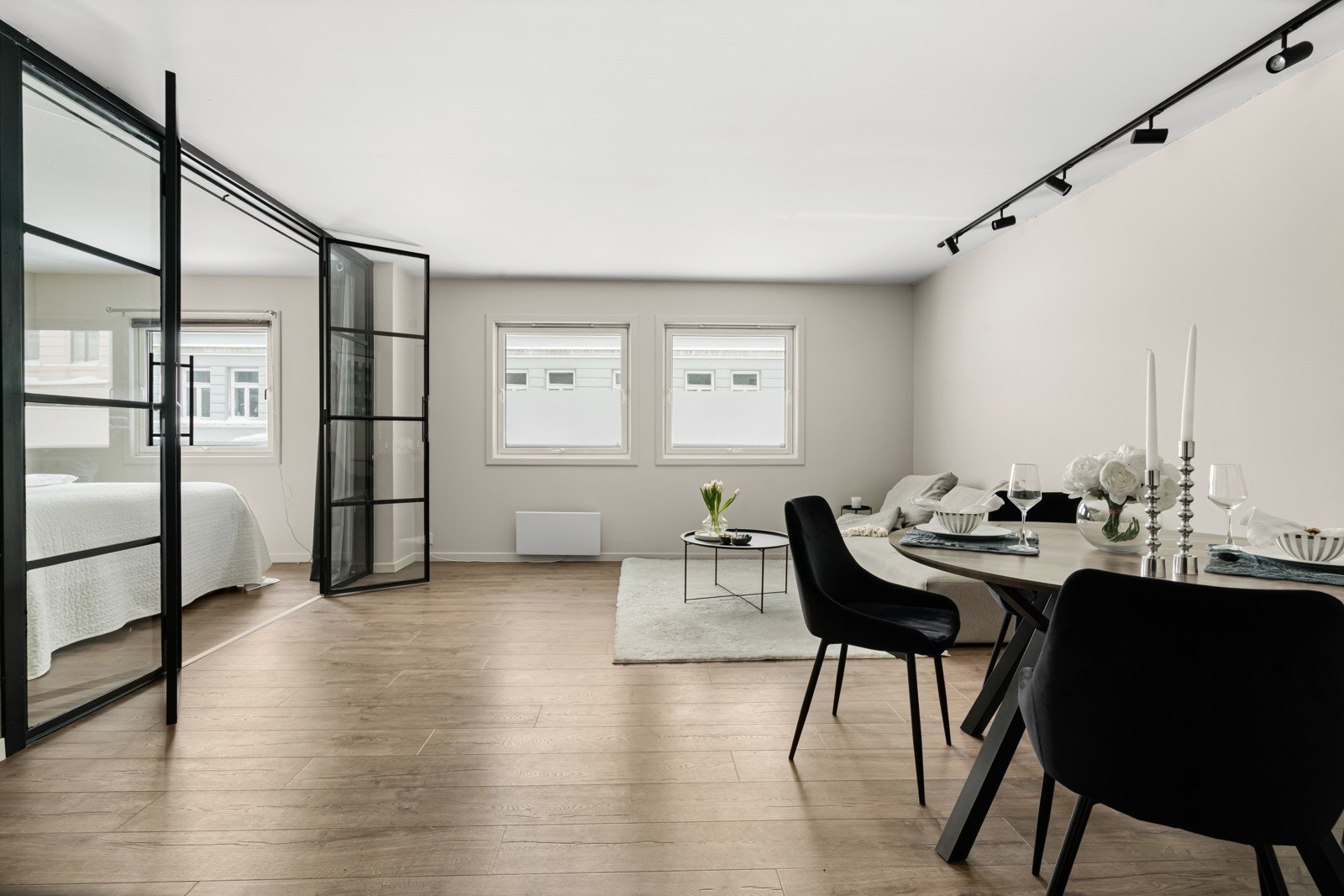 Her får du god plass til sofa- og spisegruppe, uten at det går på bekostning av den gode romfølelsen. Galleribilde