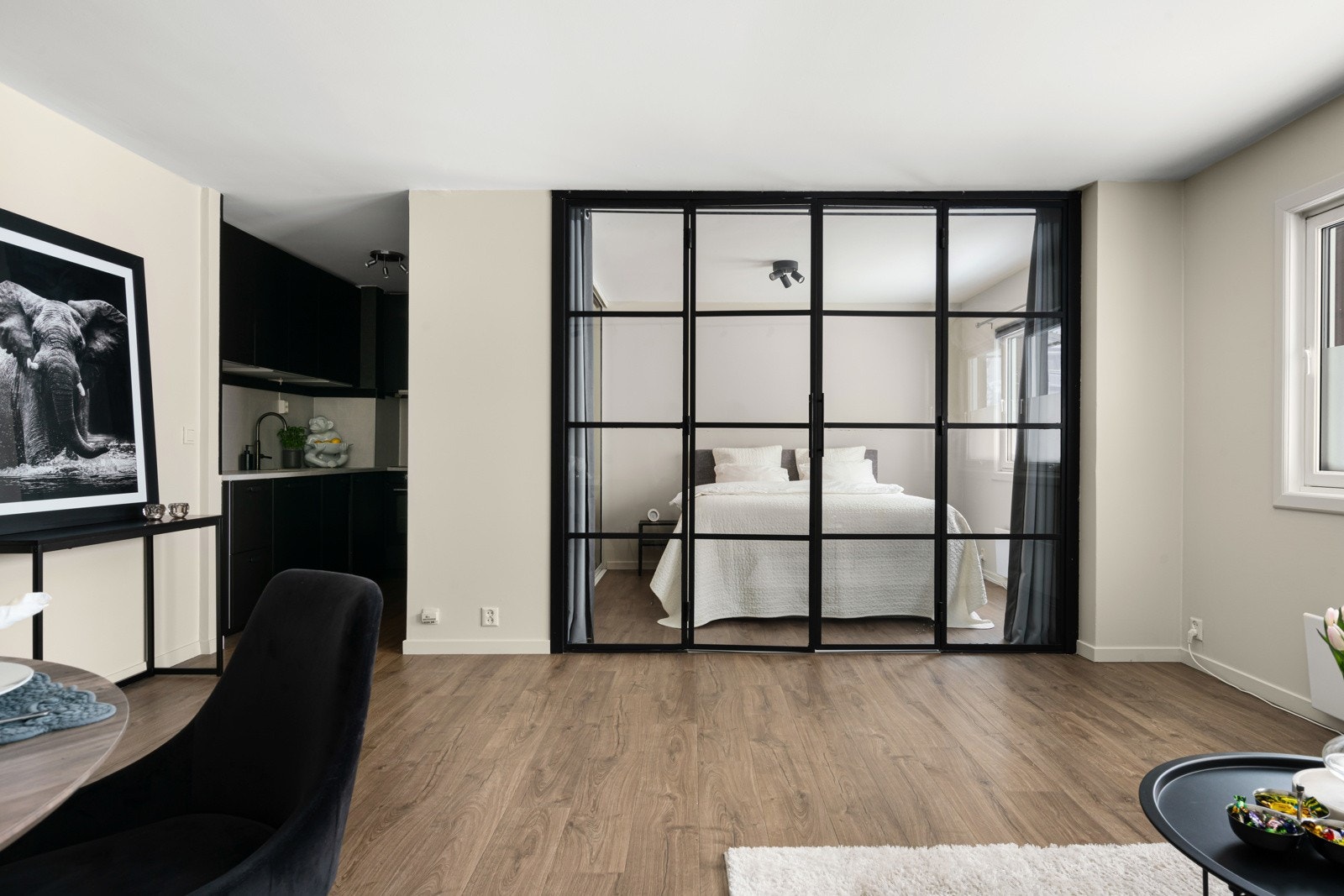 Selger leker med en palett av gardinfarger, som skaper et visuelt symfonisk spill av toner i rommet de forskjellige årstidene. Galleribilde